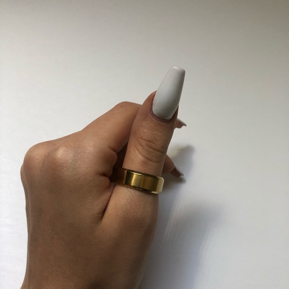 gold ring - Picture 2 of 2